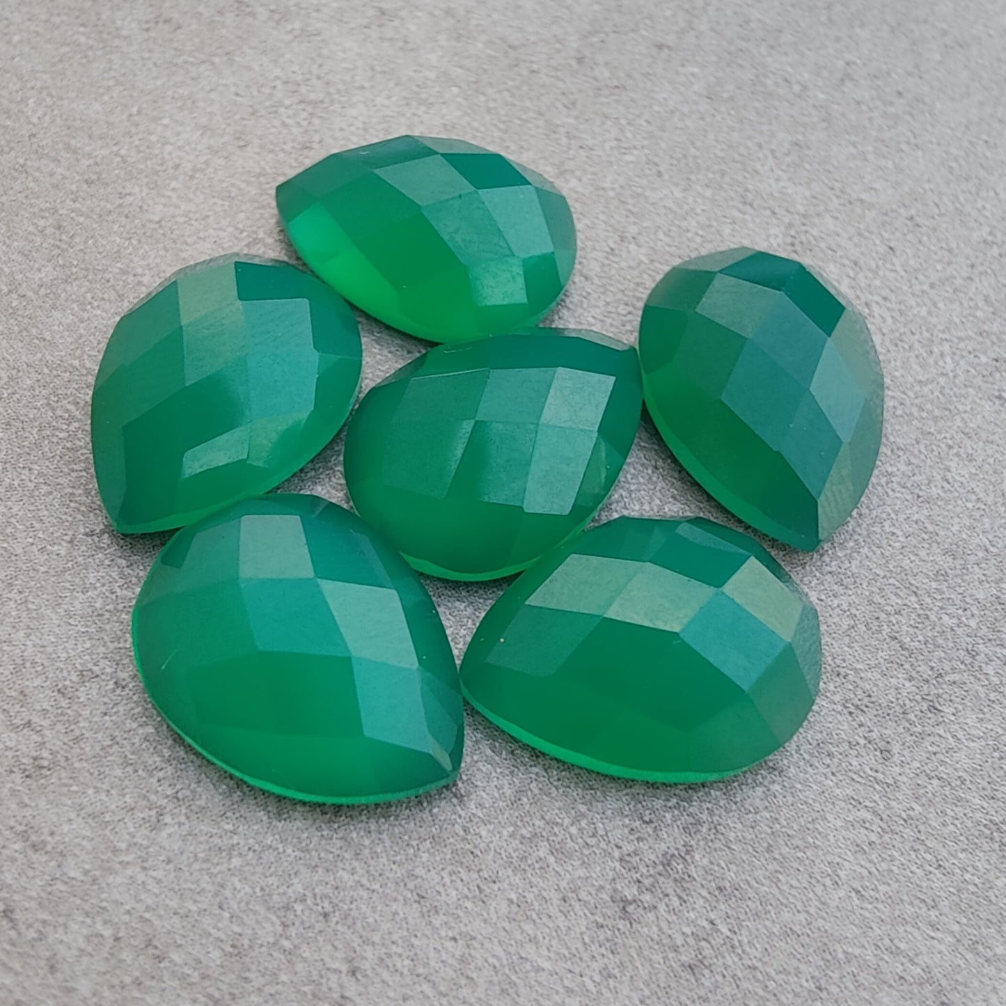 AAA+ QUALITY NATURAL GREEN ONYX PEAR SHAPE CHECKER CUT FLAT BACK CALIBRATED TEARDROP SHAPE GEMSTONES, ALL SIZES AVAILABLE