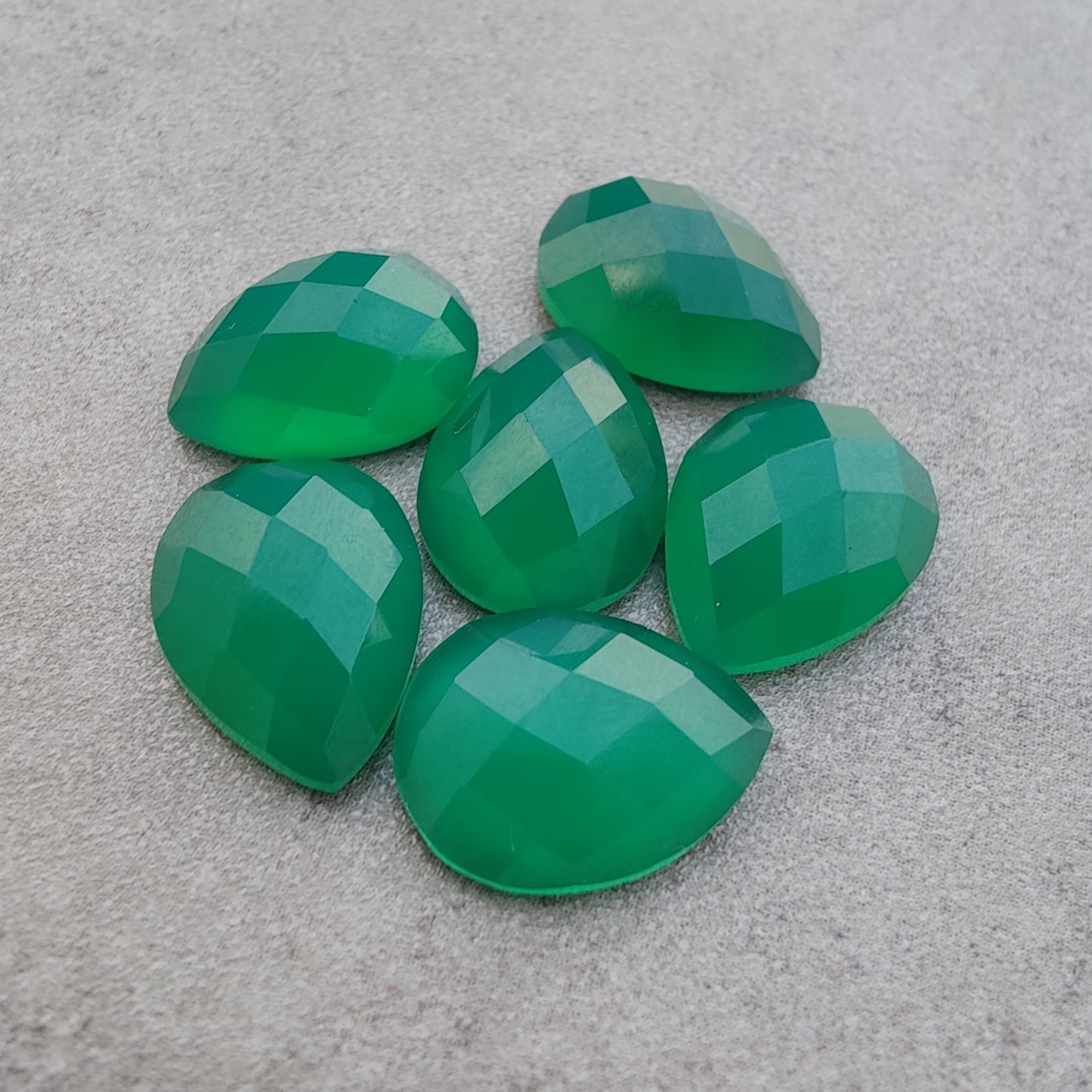 AAA+ QUALITY NATURAL GREEN ONYX PEAR SHAPE CHECKER CUT FLAT BACK CALIBRATED TEARDROP SHAPE GEMSTONES, ALL SIZES AVAILABLE