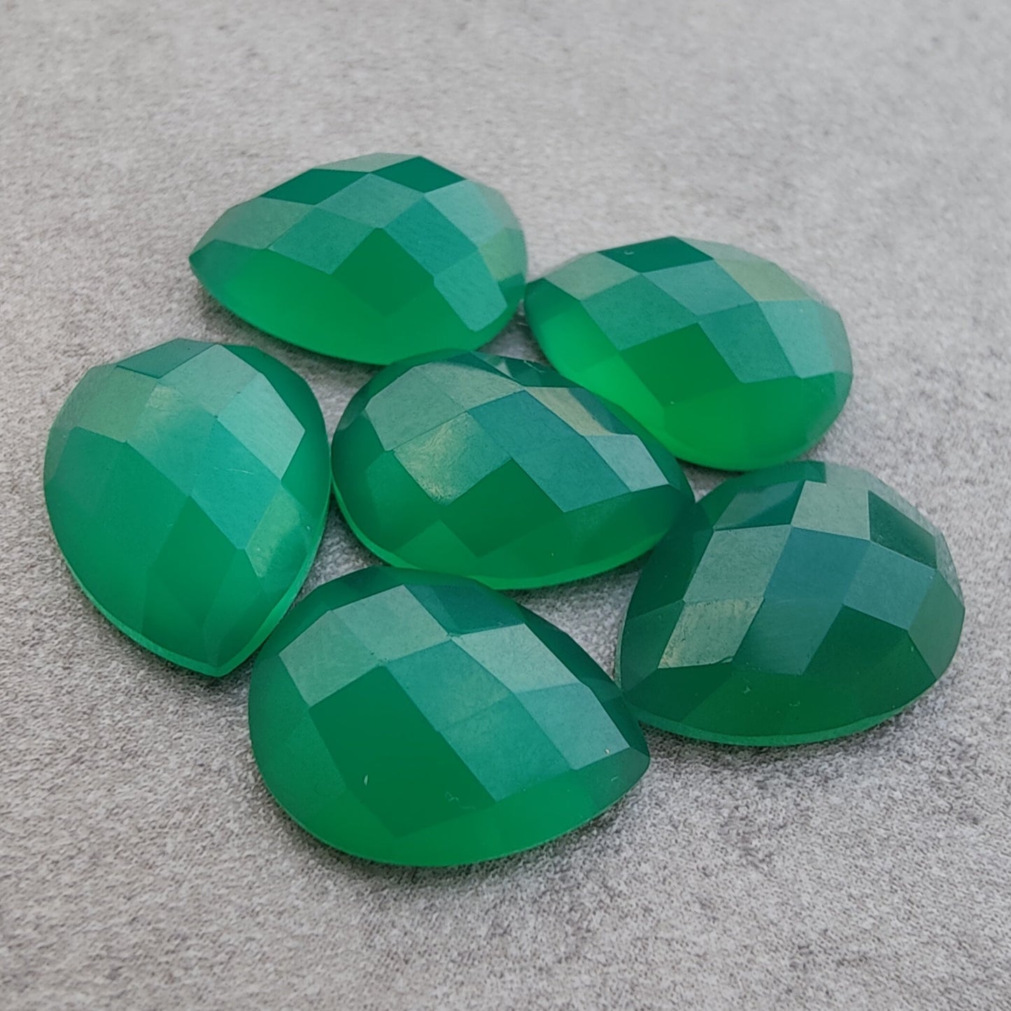 AAA+ QUALITY NATURAL GREEN ONYX PEAR SHAPE CHECKER CUT FLAT BACK CALIBRATED TEARDROP SHAPE GEMSTONES, ALL SIZES AVAILABLE