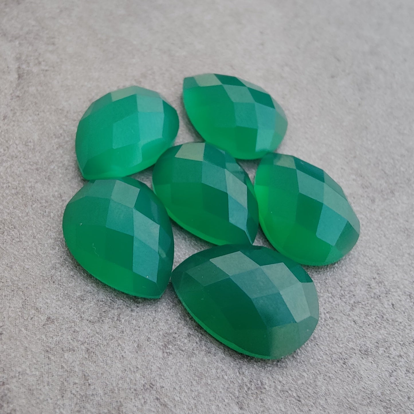 AAA+ QUALITY NATURAL GREEN ONYX PEAR SHAPE CHECKER CUT FLAT BACK CALIBRATED TEARDROP SHAPE GEMSTONES, ALL SIZES AVAILABLE