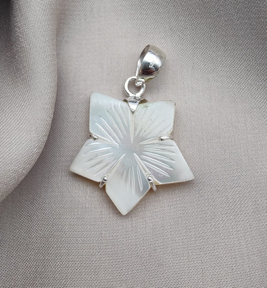 925 SOLID STERLING SILVER NATURAL MOTHER OF PEARL FLOWER SHAPE HANDMADE PENDANT
