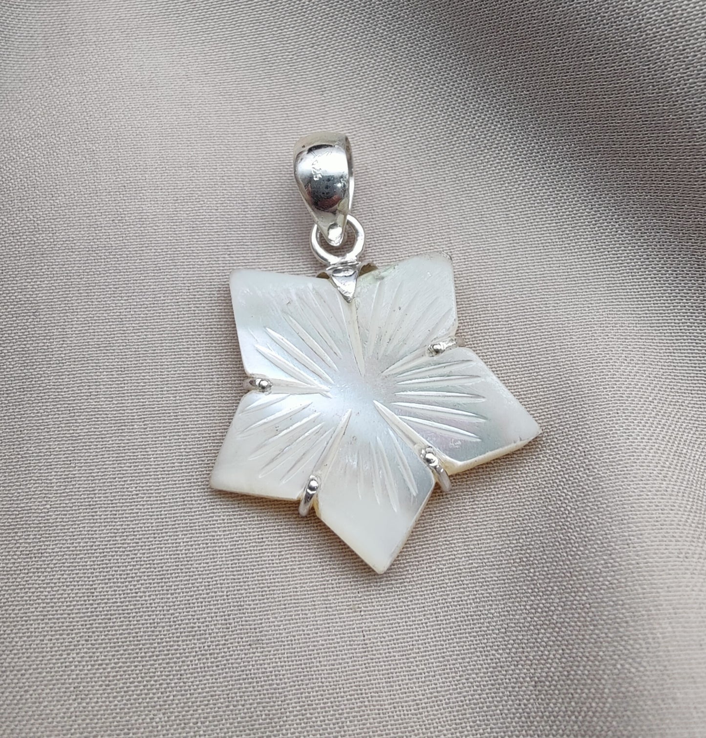 925 SOLID STERLING SILVER NATURAL MOTHER OF PEARL FLOWER SHAPE HANDMADE PENDANT