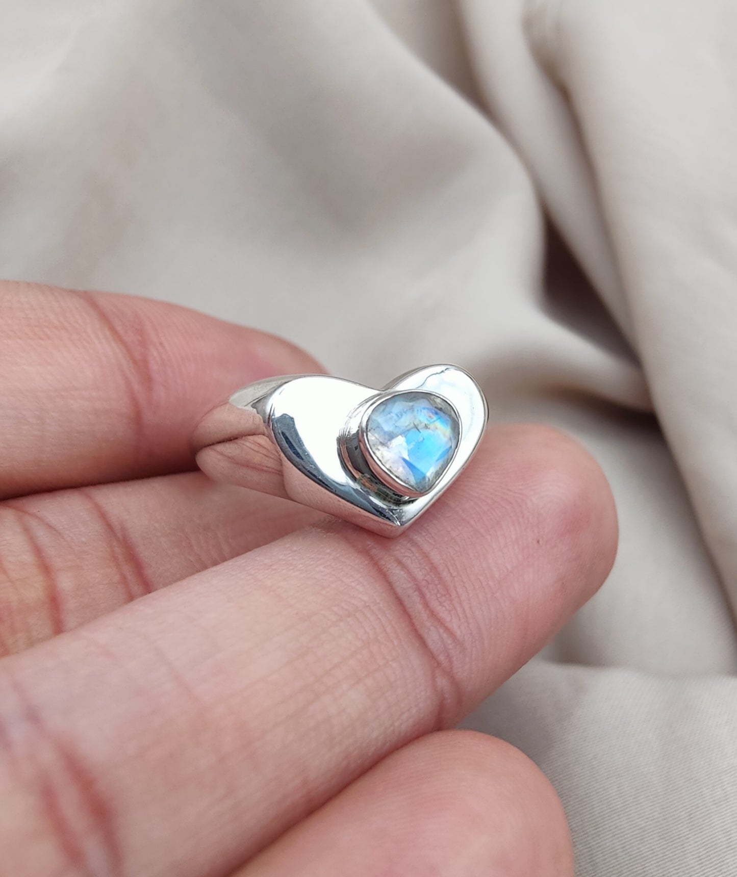 925 SOLID STERLING SILVER NATURAL RAINBOW MOONSTONE GEMSTONE HANDMADE RING HEART DESIGN , ALL SIZES AVAILABLE
