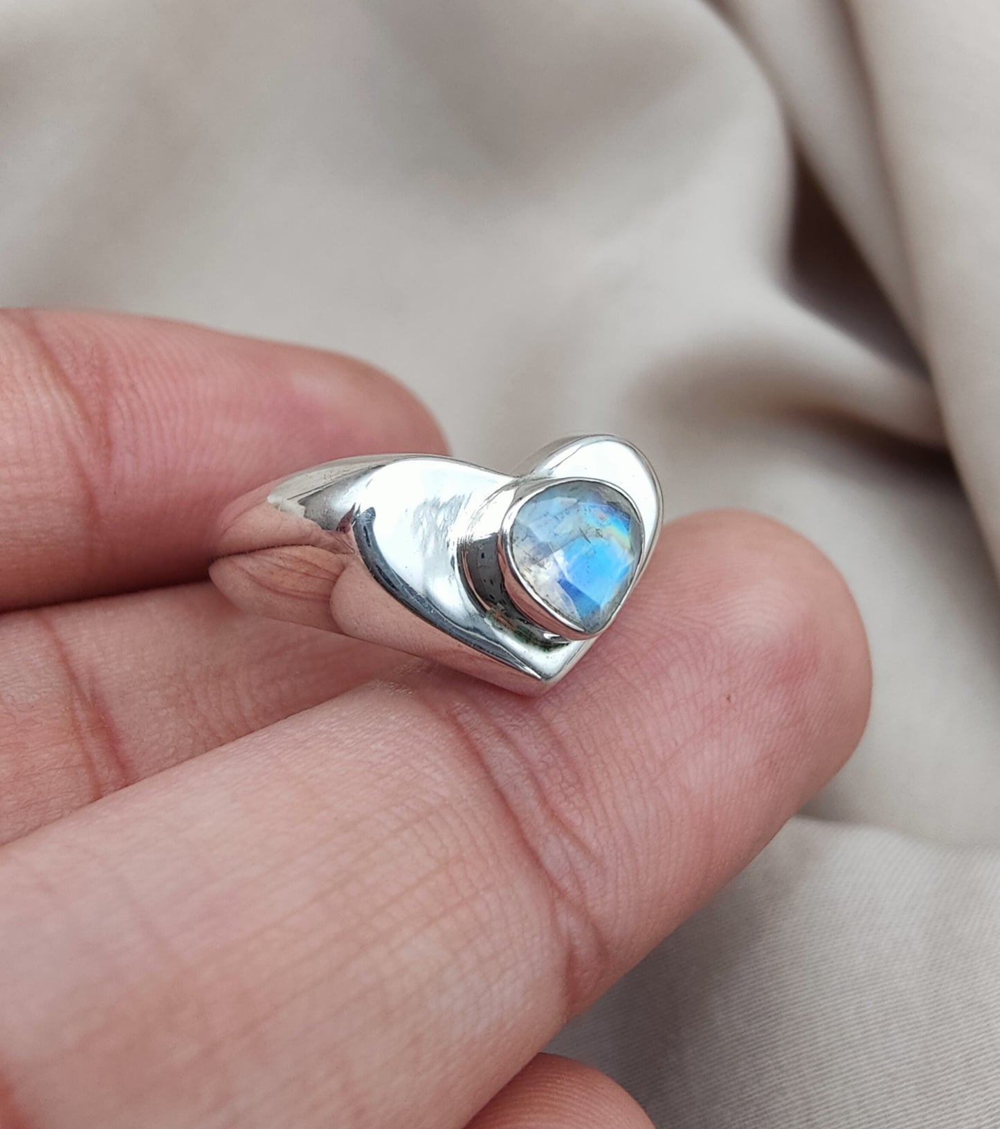 925 SOLID STERLING SILVER NATURAL RAINBOW MOONSTONE GEMSTONE HANDMADE RING HEART DESIGN , ALL SIZES AVAILABLE
