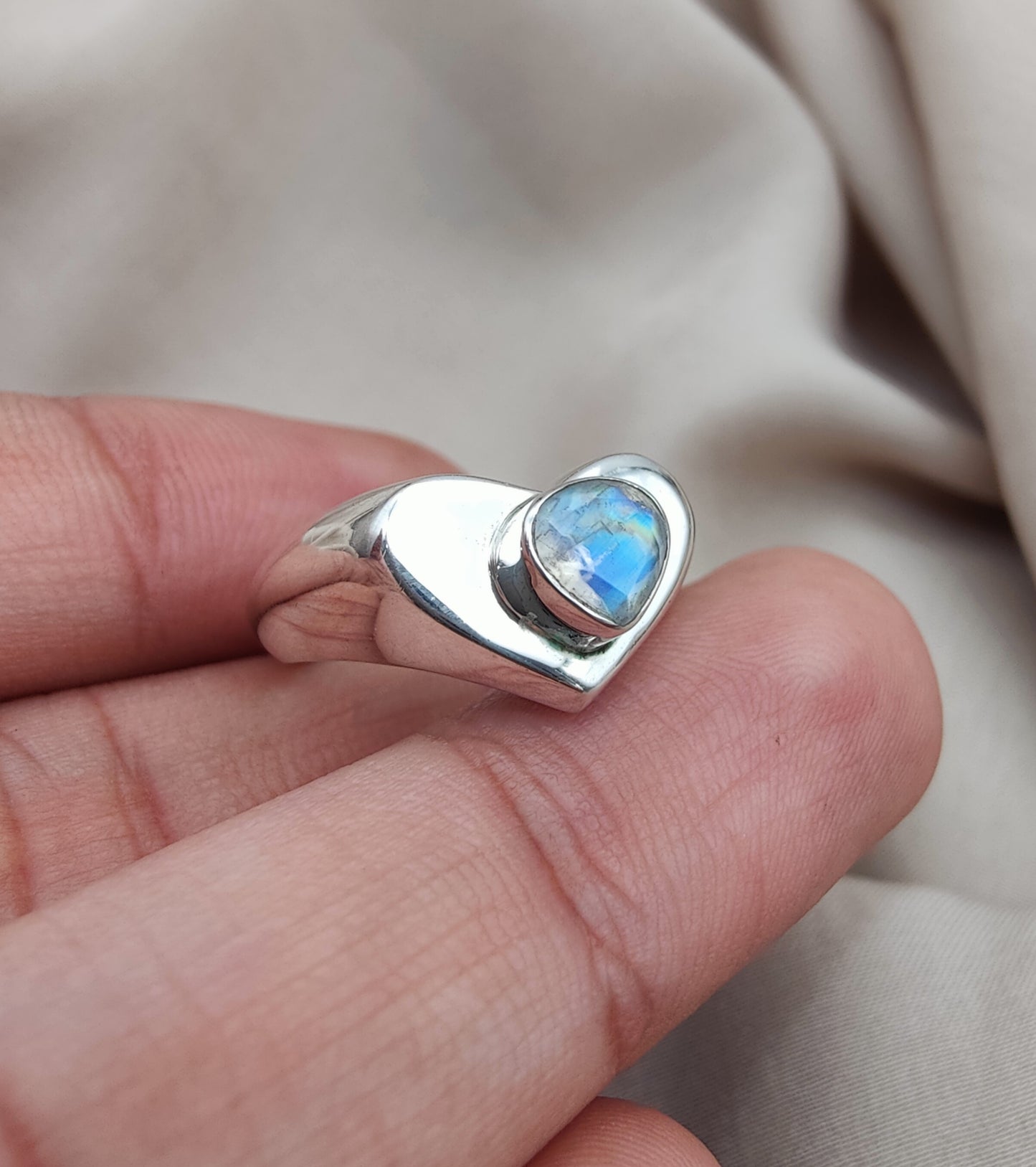 925 SOLID STERLING SILVER NATURAL RAINBOW MOONSTONE GEMSTONE HANDMADE RING HEART DESIGN , ALL SIZES AVAILABLE