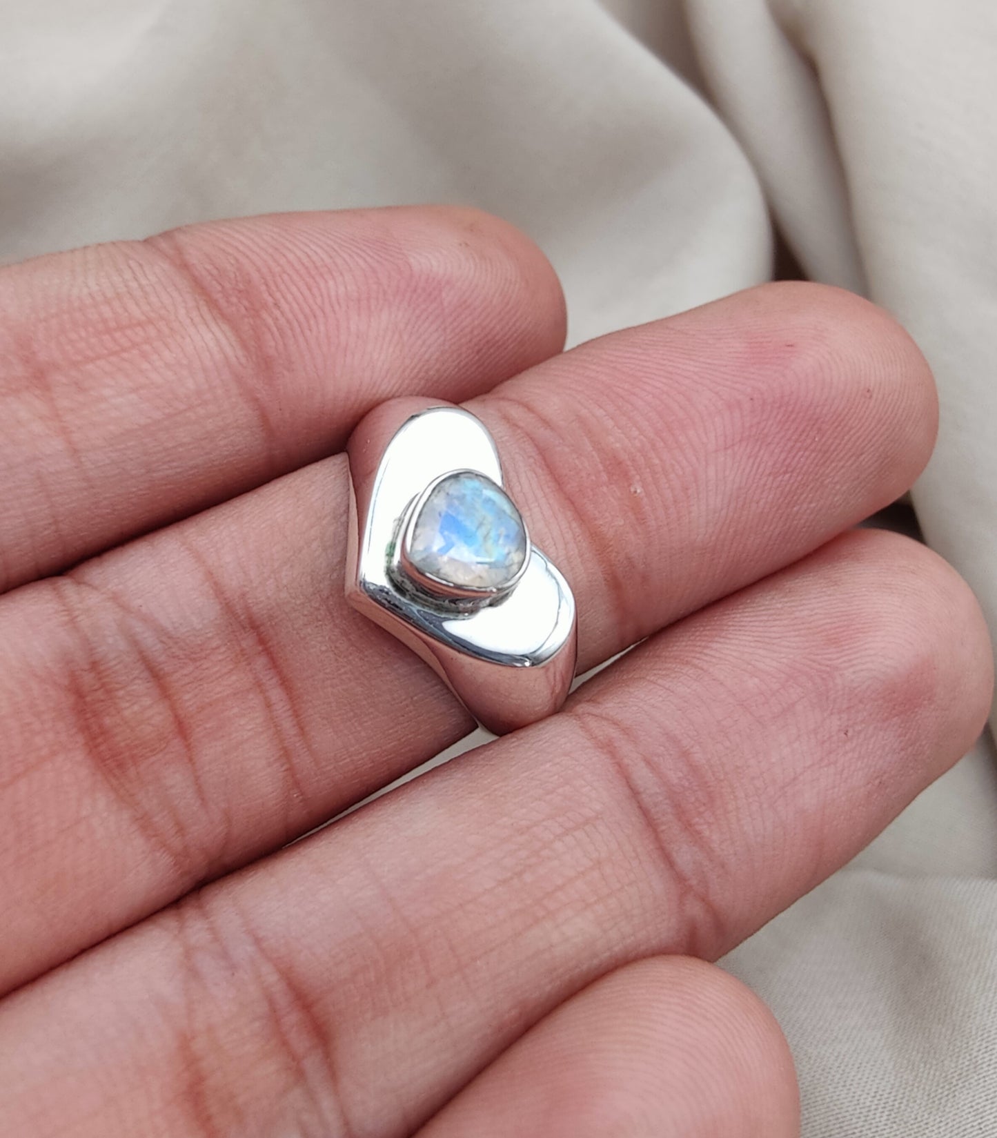 925 SOLID STERLING SILVER NATURAL RAINBOW MOONSTONE GEMSTONE HANDMADE RING HEART DESIGN , ALL SIZES AVAILABLE